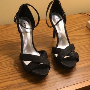 Fioni Sparkly Holiday Sandals - Size 7.5